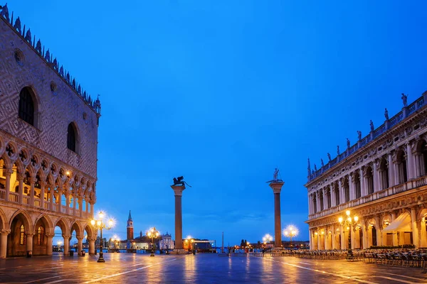 Natt med utsikt över Markusplatsen i Venedig, Italien. inskrift i — Stockfoto