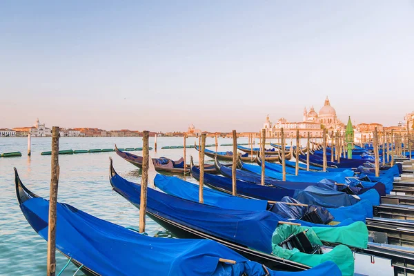 Gondoler på morgonen i Venedig, Italien — Stockfoto