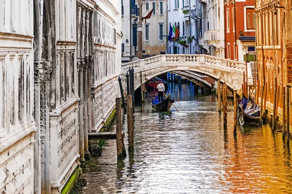 Gondoliere sul canale di Venezia — Foto Stock