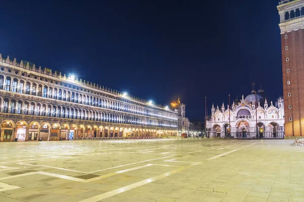 Ночной вид на площадь Сан-Марко в Венеции, Италия — стоковое фото
