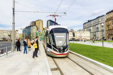 Moskova, Rusya -20 Eylül, 2017: modern tramvay Beloruss üzerinde