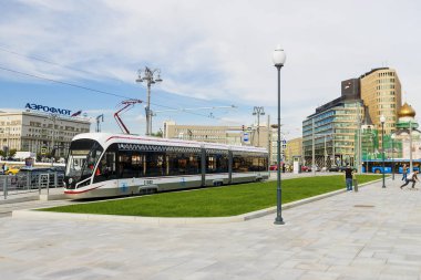 Moskova, Rusya -20 Eylül, 2017: modern tramvay Beloruss üzerinde