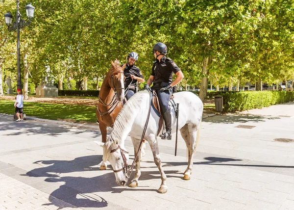 Madrid, İspanya-Eylül 11, 2015: At polis devriye sokak