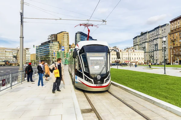 MOSCOW, RUSSIA -20 SEPTEMBER, 2017: modern trams on the Beloruss — Stock Photo, Image