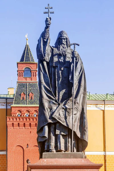 Monument to Patriarch Hermogen in the Alexander Garden of Moscow — Stock Photo, Image