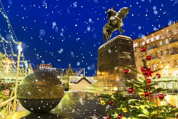 Vánoce v Moskvě. Slavnostní dekorace na památník Jurij — Stock fotografie