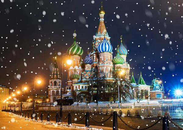 St. Catedral de Basílio na Praça Vermelha em Moscou — Fotografia de Stock