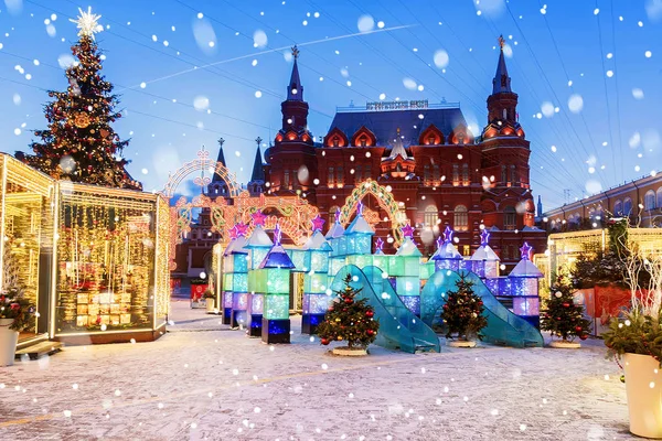 Christmas in Moscow. Manezhnaya Square decorated for Christmas i — Stock Photo, Image