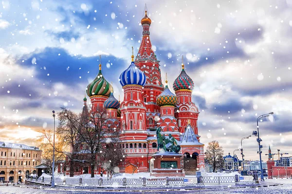 Winter-Blick auf die Basilius-Kathedrale in Moskau — Stockfoto