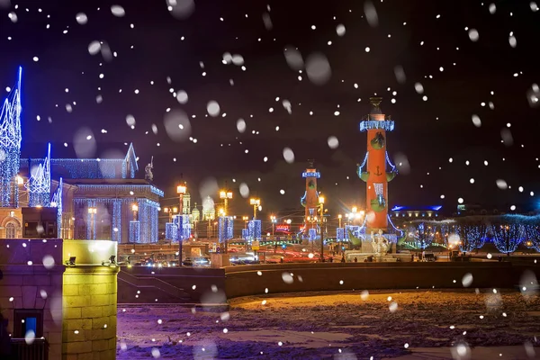 Плевок Васильевского острова в Санкт-Петербурге с рождественской иллюзией — стоковое фото