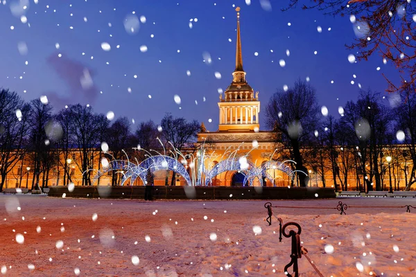 Almirantazgo en San Petersburgo en invierno —  Fotos de Stock
