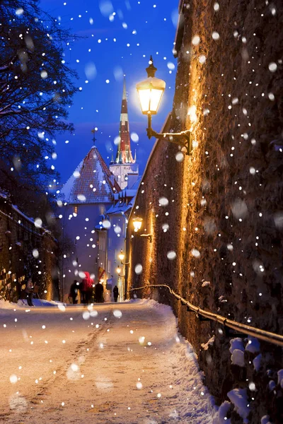 Streets of Old Tallinn in the winter at night — Stock Photo, Image