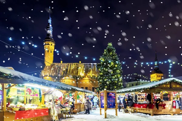 Рождество в Таллинне. Ратушная площадь с Рождественской ярмаркой — стоковое фото