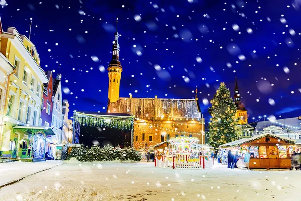 Natal em Tallinn. Feira de Natal na Praça da Câmara Municipal — Fotografia de Stock