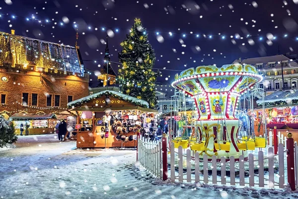 Jul i Tallinn. Rådhustorget med julmarknad — Stockfoto