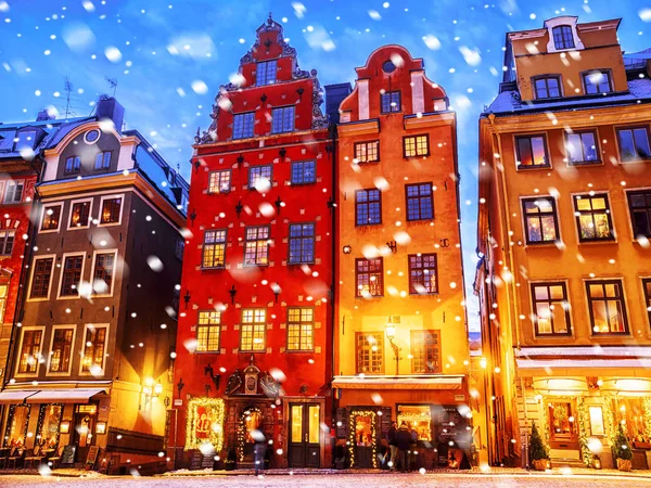 Weihnachten auf Stockholm. alte bunte Häuser auf dem Platz storto — Stockfoto