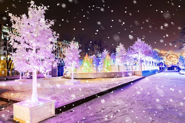 Vánoce v Moskvě. Nádherná dekorace na Puškinově náměstí v Mo — Stock fotografie