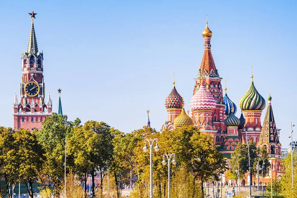 St. Catedral de Basilio y la Torre Spassky del Kremli de Moscú —  Fotos de Stock
