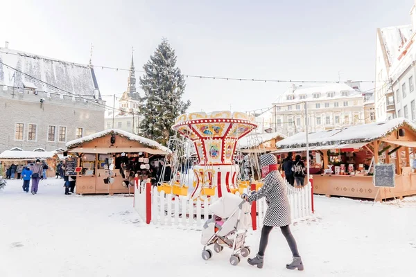Рождественские украшения на Ратушной площади в Tallinn.Inscript — стоковое фото