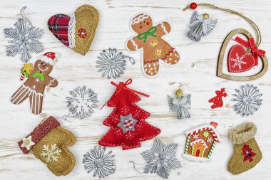 Beyaz ahşap zemin üzerinde Noel öznitelikleri