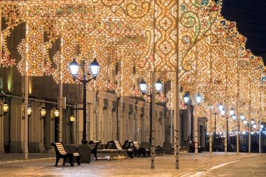 Moscow.Festivally'de Noel Mo Nikolskaya Caddesi dekore edilmiştir.