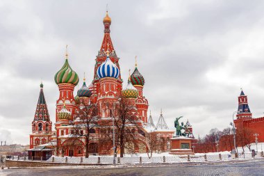 Aziz Basil Katedrali Moskova'da kış görünümü