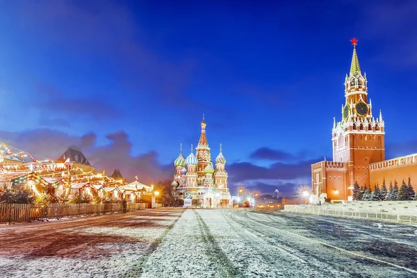 Weihnachten in Moskau. Festlich geschmückter Roter Platz in Moskau — Stockfoto