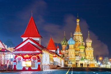 Kırmızı kare üzerinde Noel buz buz pateni pisti. Russi imza