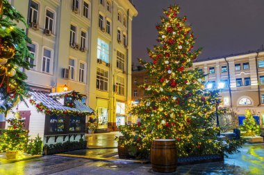 Noel Moskova'da. Festively yeni yıl street için dekore edilmiş