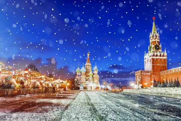 Χριστούγεννα στη Μόσχα. Εορταστικά διακοσμημένα Κόκκινη Πλατεία στη Μόσχα — Φωτογραφία Αρχείου