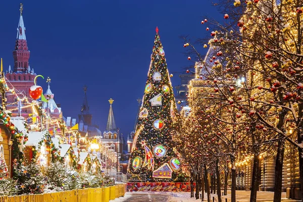 Natal em Moscovo. Árvore de Natal na Praça Vermelha — Fotografia de Stock