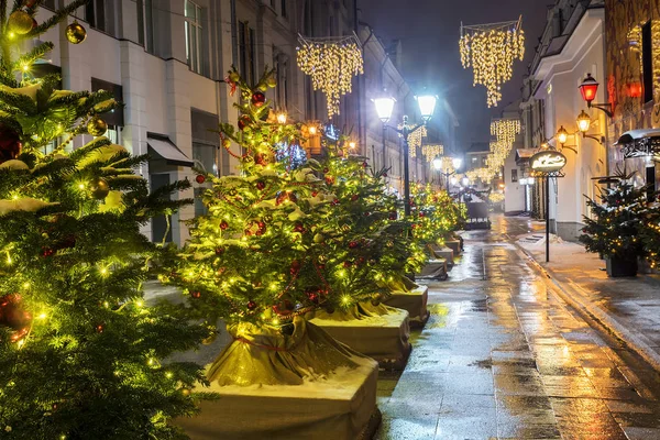 Navidad en Moscú.Las calles peatonales decoradas para el Nuevo — Foto de Stock