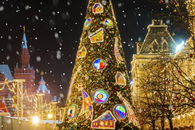 Noel Moskova'da. Neşeli Noel ağacına ecek Kızıl Meydan