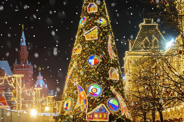 Χριστούγεννα στη Μόσχα. Εορταστικό χριστουγεννιάτικο δέντρο στην Κόκκινη πλατεία σε Mos — Φωτογραφία Αρχείου