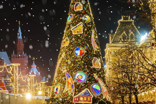 Christmas in Moscow. Festive Christmas tree on Red Square in Mos — Stock Photo, Image