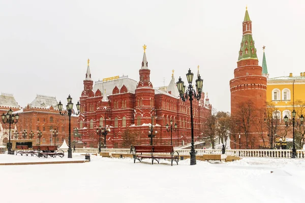 Verschneiter Blick auf den Maneschnaja-Platz in Moskau. — Stockfoto