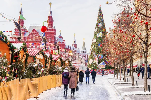 Weihnachten in Moskau. Festlich geschmückter roter Platz für den neuen — Stockfoto