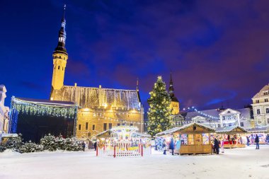 Tallinn'de Noel. Town Hall Meydanı ile Noel Fuarı