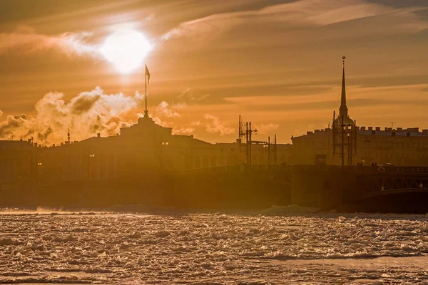 Palace Bridge at sunset in winter in St. Petersburg, Russia — Stock Photo, Image