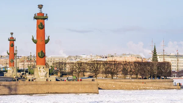 Vista de invierno de la flecha de la isla Vasilievsky en San Petersburgo — Foto de Stock