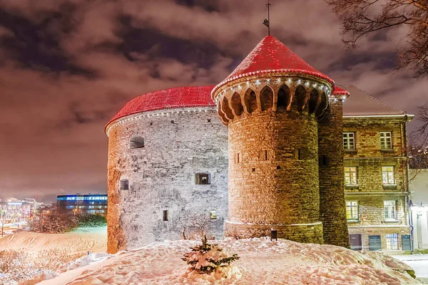 Natal em Tallinn. A fortaleza da cidade velha é decorada para o Ano Novo . — Fotografia de Stock