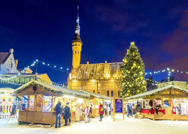 Рождество в Таллинне. Ратушная площадь с Рождественской ярмаркой — стоковое фото