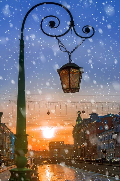 Лампа вулиці в Санкт-Петербурзі на заході сонця, Росія — стокове фото