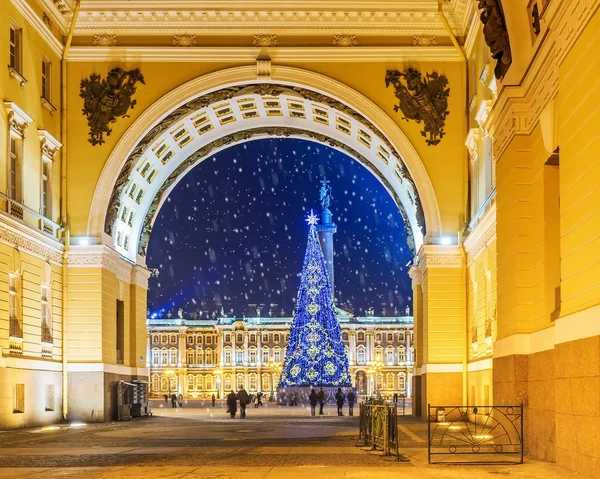 Noel St. Petersburg. Palace Meydanı'nın görünümü ile kemer