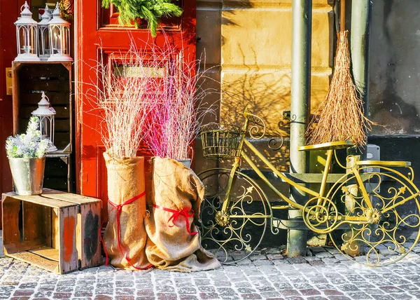 Noel kompozisyon sokakta bir bisiklet ile — Stok fotoğraf