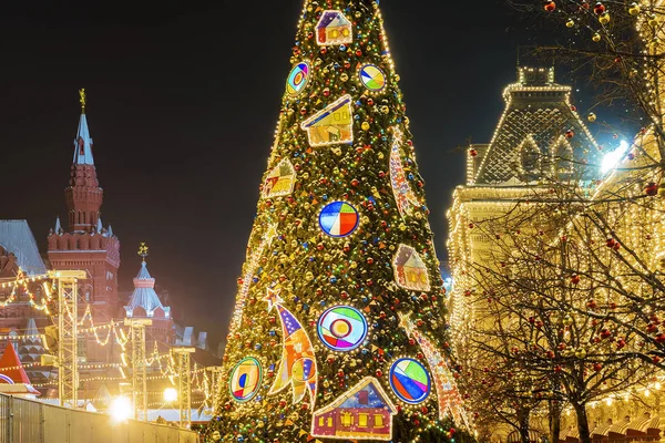 Vánoce v Moskvě. Slavnostní vánoční strom na Rudém náměstí v Mos — Stock fotografie