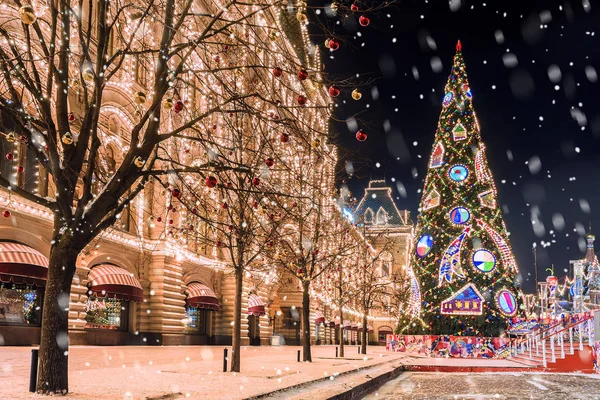 Χριστούγεννα στη Μόσχα. Χριστουγεννιάτικο δέντρο στην Κόκκινη Πλατεία στη Μόσχα. — Φωτογραφία Αρχείου