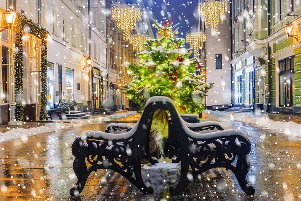 Noel Moskova'da. Festively yeni yıl street için dekore edilmiş