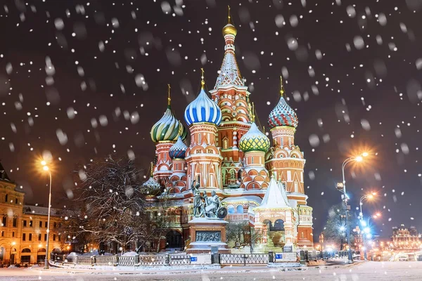 St. Catedral de Basílio em Moscou no inverno.A inscrição na — Fotografia de Stock