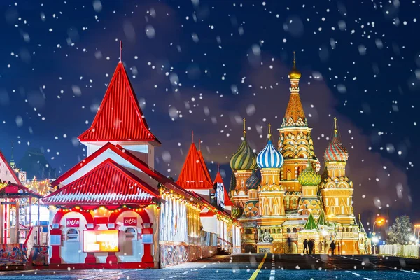 Weihnachtseisbahn auf dem Roten Platz. Unterschrift in Russland Stockfoto